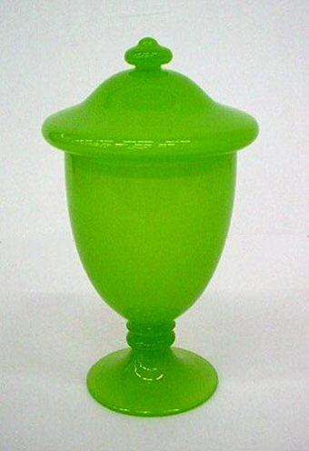 2996 - Green Jade Jade Covered Vase