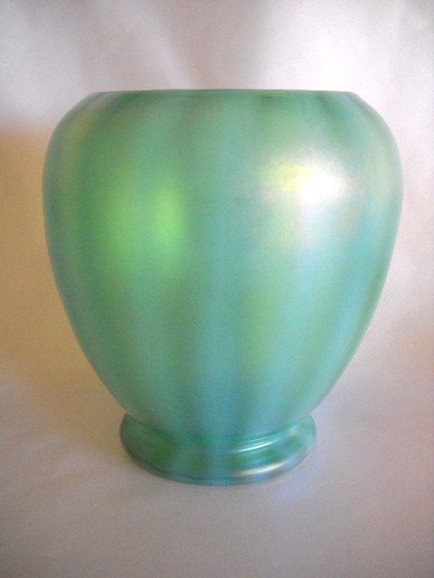 6031 - Oriental Jade Iridescent Vase