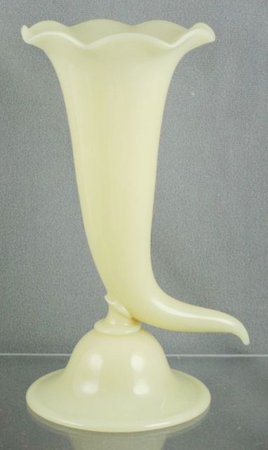 6119 - Ivory Translucent Vase