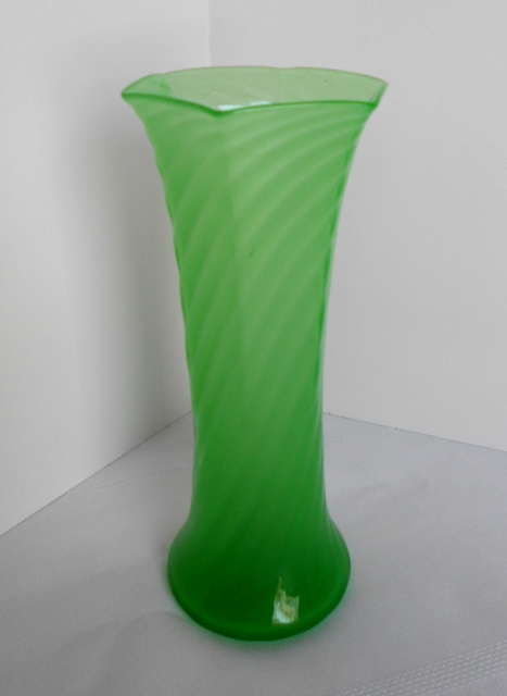 6305 - Green Jade Jade Vase