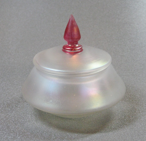 6600 - Verre de Soie Iridescent Puff Box