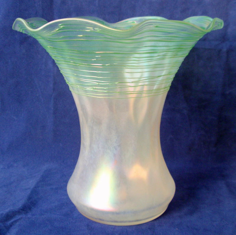 6813 - Verre de Soie Iridescent Vase