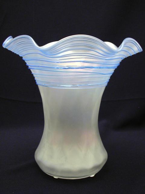 6813 - Verre de Soie Iridescent Vase