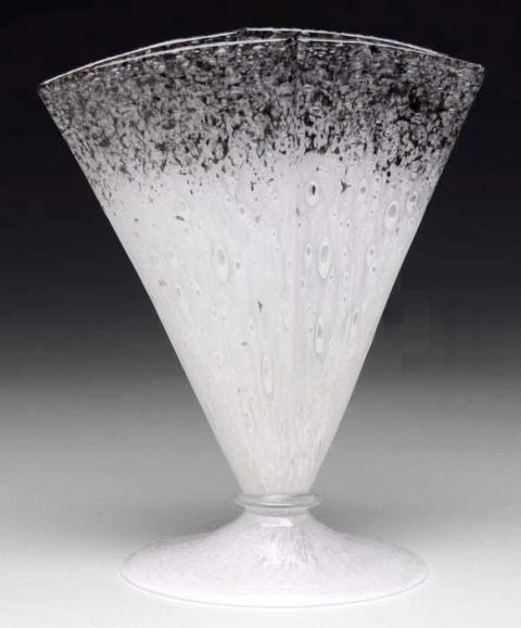 6862 - White Cluthra Cluthra Vase