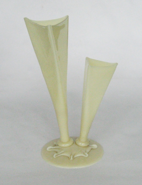 6874 - Ivory Translucent Vase