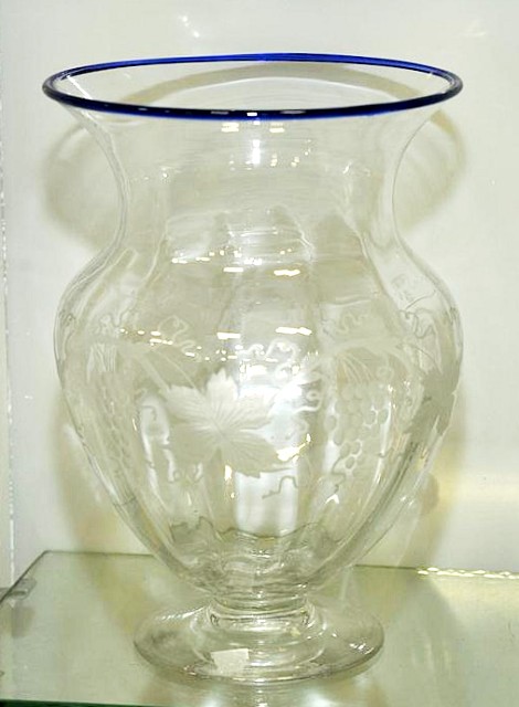 7087 - Colorless Engraved Vase