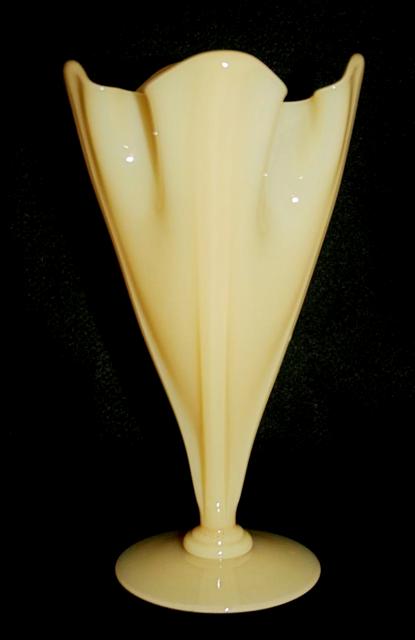 7090 - Ivory Translucent Vase