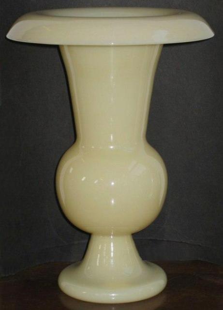 7131 - Ivory Translucent Vase