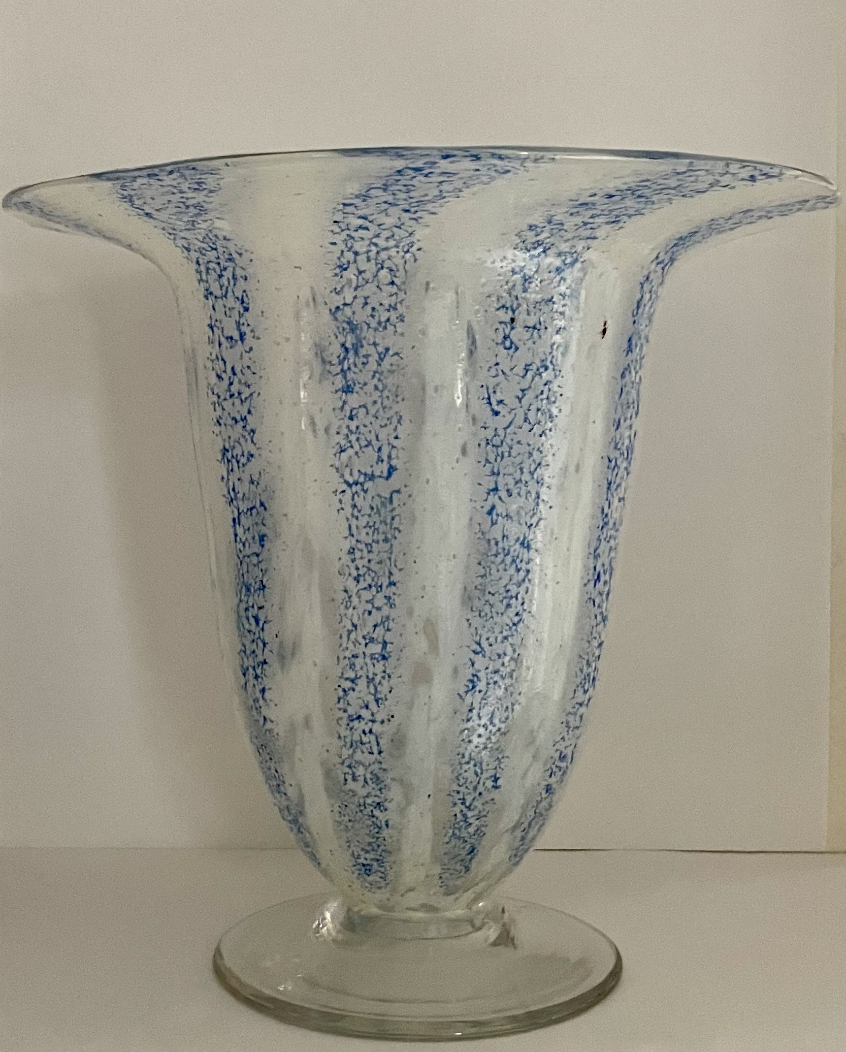 7168 - Alabaster Lace Glass Vase