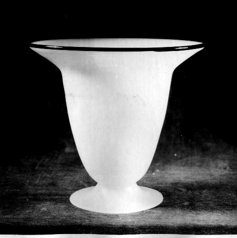 7228 - Unknown Translucent Vase