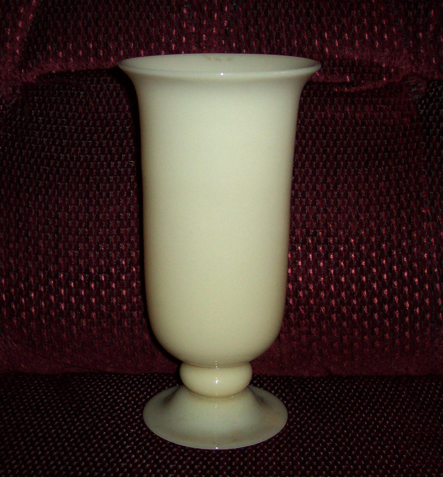 7316 - Ivory Translucent Vase