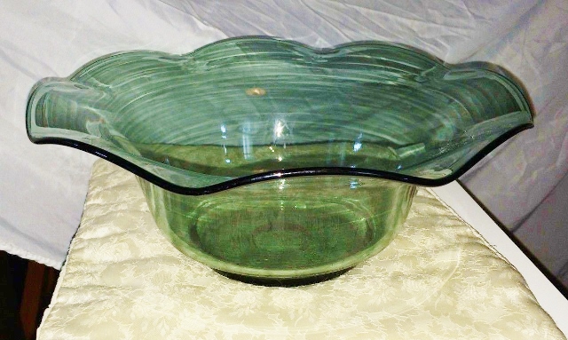 7423 - Spanish Green Transparent Bowl