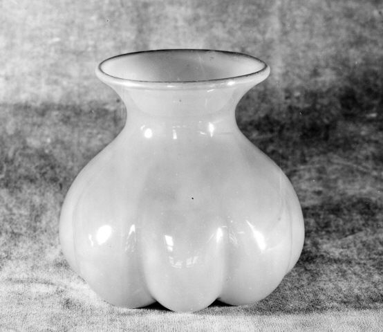 7446 - Unknown Translucent Vase