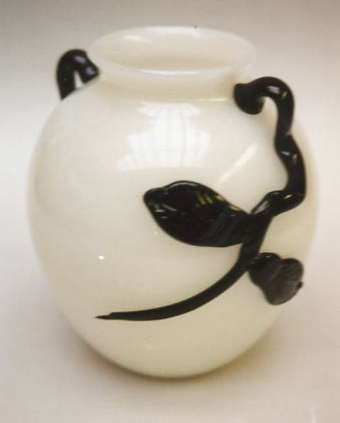 7465 - Alabaster Mat-su-no-ke Vase