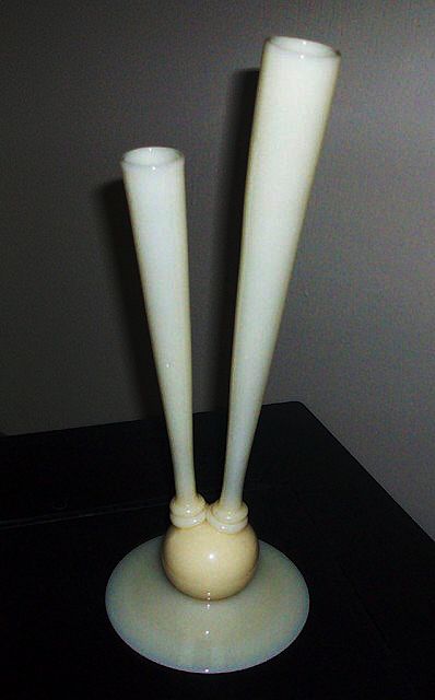 7542 - Ivory Translucent Vase