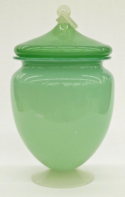 938 - Green Jade Jade Covered Vase