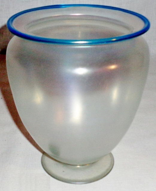 938 - Verre de Soie Iridescent Vase