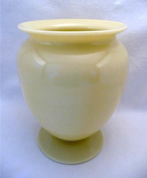 938 - Ivory Translucent Vase