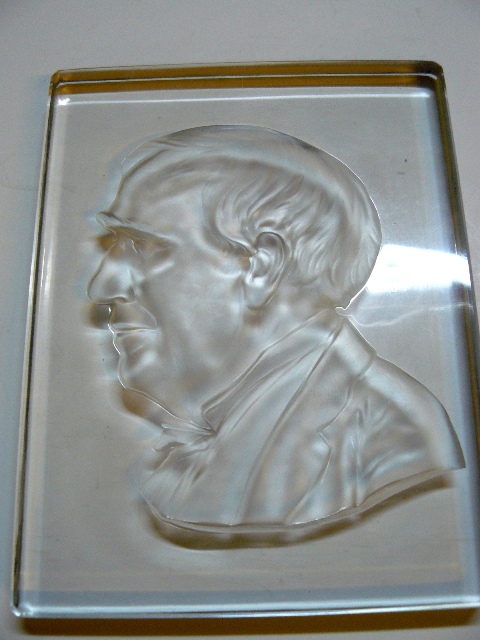 0000 - Colorless Molded Edison Plaque