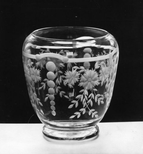 6031 - Colorless Engraved Vase