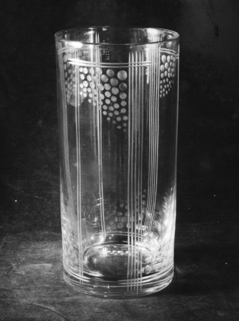 7475 - Unknown Engraved Vase