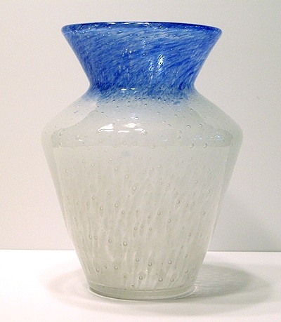 6883 - White Cluthra Cluthra Vase